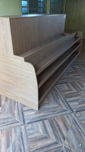 Balcão caixa mdf 2,6m com prateleiras expositoras