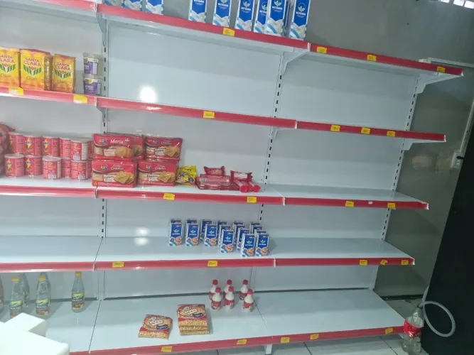 Vendo 10 gôndola para comércio valor a negociar 500 cada .