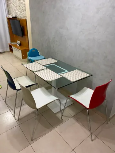 Mesa de vidro com 4 cadeiras
