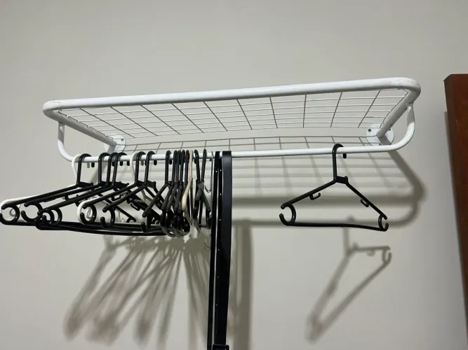 Arara de Parede com Prateleira Superior em Metal Branco