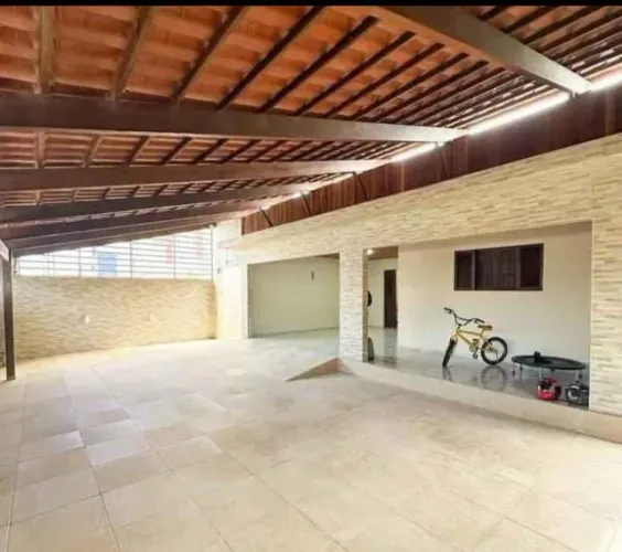 Casa com 2 Quartos, Sala Ampla e Confortável
