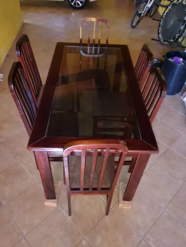 Mesa de madeira com tampo de vidro