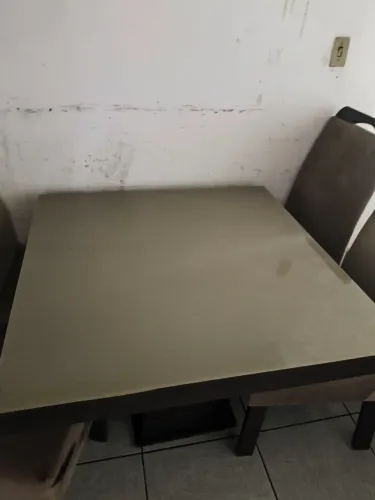 Mesa de vidro com 4 cadeiras usada em ótimo estado