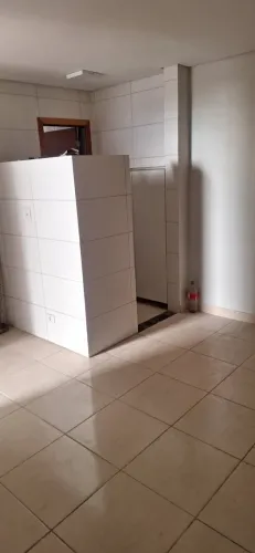 Alugo quitinete de dois quartos no Guará 1. Sala, cozinha, banheiro e dois quartos.