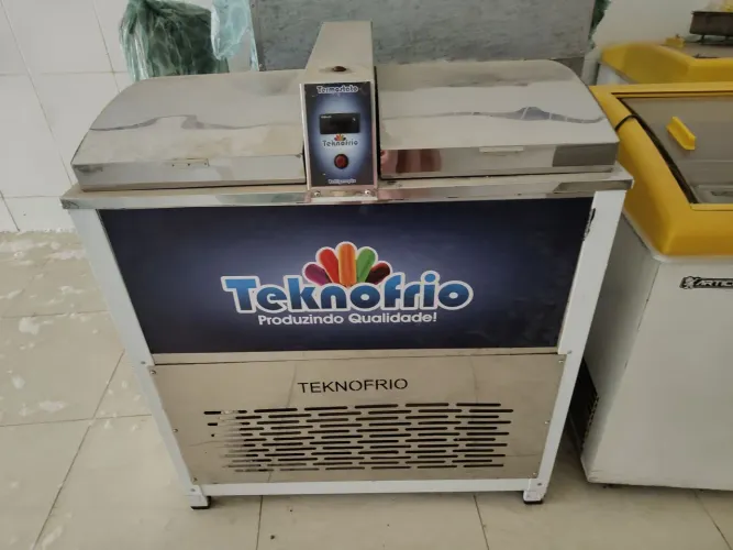 Vendo freezer,pia, bancada máquina de sorvete 