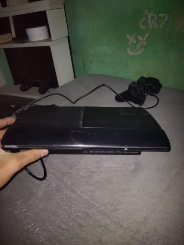 Ps3 super slim desbloqueado e com dois controles, ja com gta 5 e outros jogos instalados