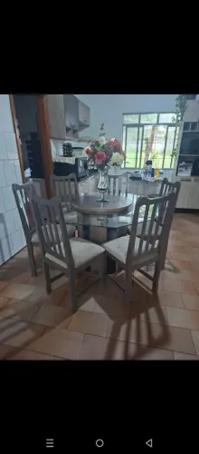 Mesa giratória com cadeira de madeira em ótimo estado de conservação 