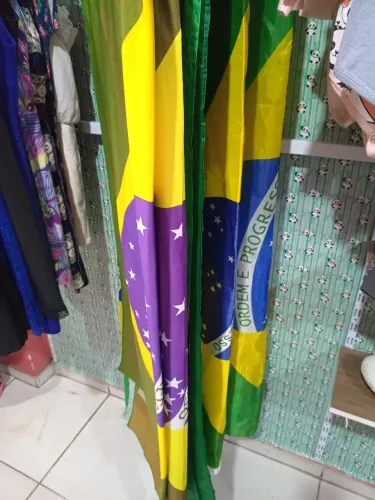 Bandeira do Brasil usadas em brechó