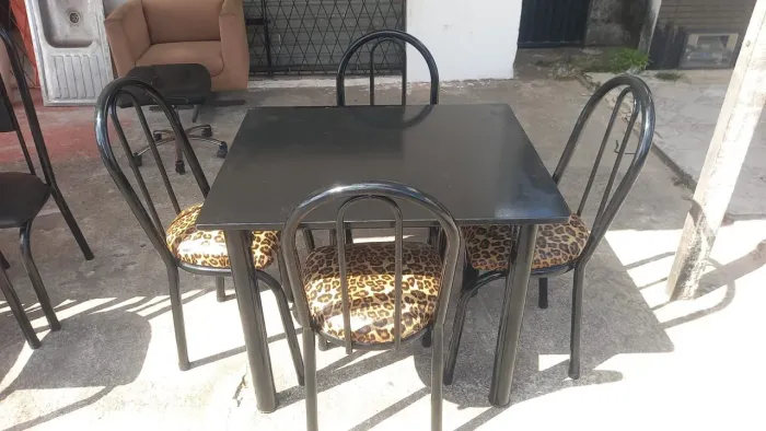 Jogo de cadeiras com a mesa!!