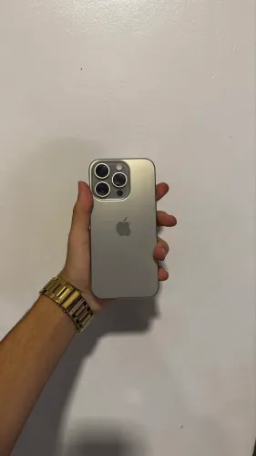 iPhone 15 pro Natural titanium 128gb Bateria 83%?