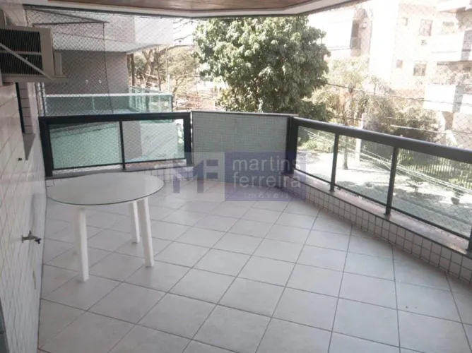 A Martins Ferreira Imóveis oferece: Excelente apartamento com ótima varanda, localização p