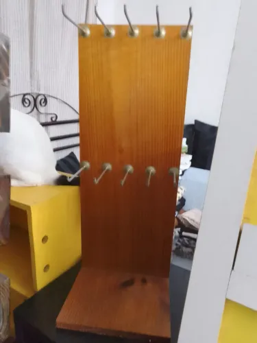Vendo expositor de semi jóias em madeira ,com detalhes em ferro 