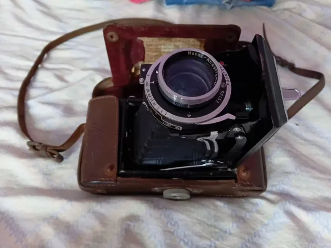 Maquina fotográfica antiga"marca" ZEISS IKON. Década 1950.