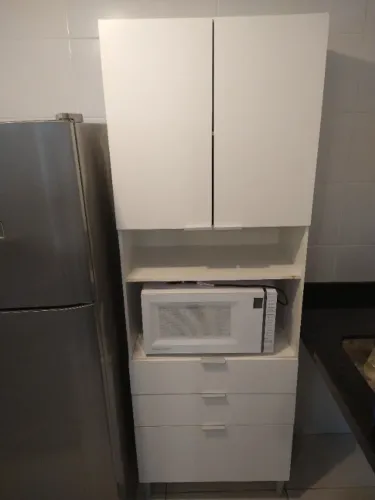 Paneleiro alto branco com nicho para micro-ondas
