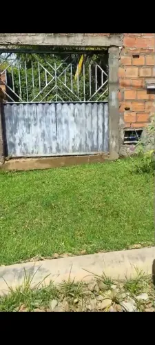 Pequeno sítio 600 MTS. com casa e área plantadas,coqueiro, limoeiro, bananeiras.