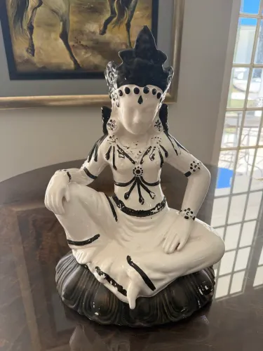 Escultura Oriental Feminina em Porcelana Branca e Preta - Peça Decorativa Exclusiva