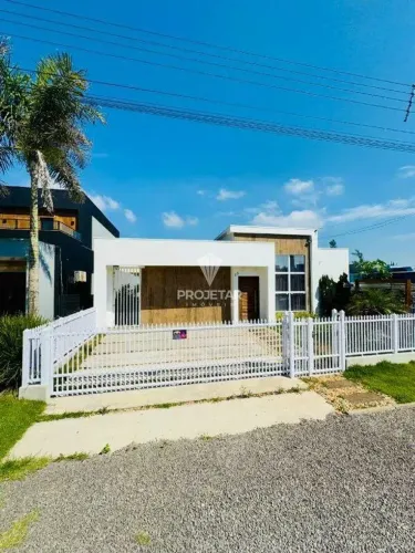 Linda casa de 3 dormitórios com piscina no bairro Lagoa Cortada