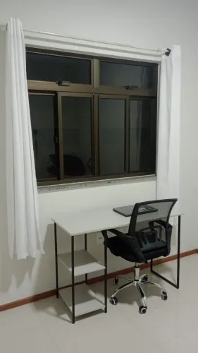 Mesa de escritório e cadeira