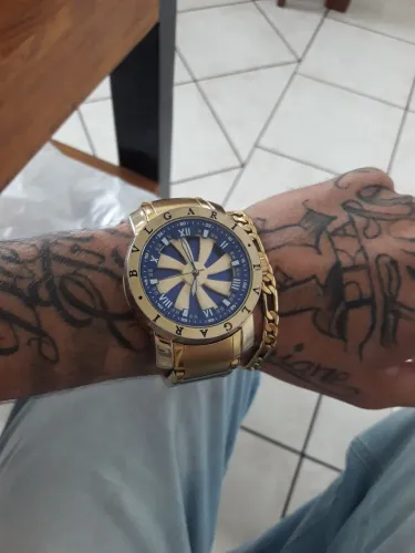 vendo dois relógios um bulgari speedway e um invicta yakuza original na caixa 