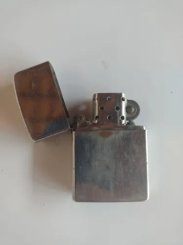 Isqueiro retrô modelo Zippo 