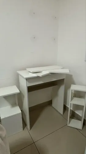 Escrivaninha, prateleiras e dois nichos novos montados