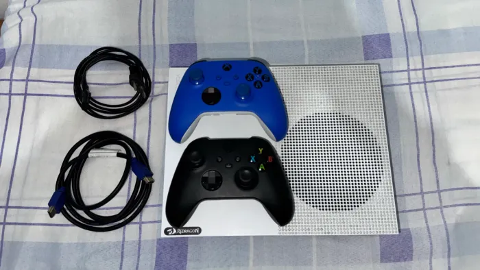 Xbox One S + 2 Controles - Ótimo Estado