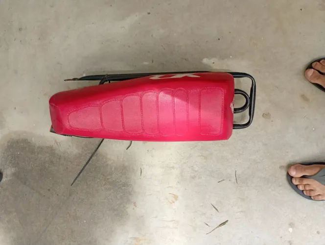 Banco Vermelho Modelo XR para Moto / Mobilete com Suporte Tubular