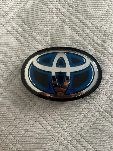 Símbolo emblema Toyota Corolla Cross híbrido 