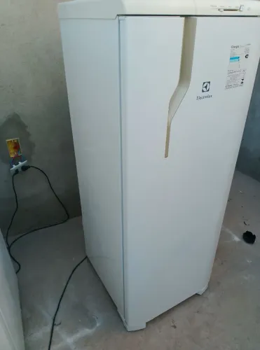 Vendo geladeira Electrolux degelo prático de 290 litros gelando bem motor original
