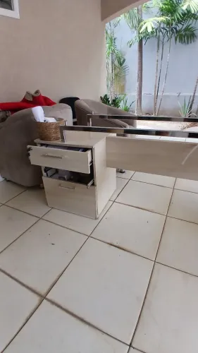 Mesa com gaveteiro e tampo de vidro usada
