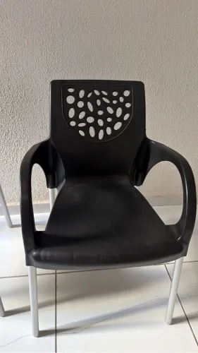A cadeira de plástico com mesa