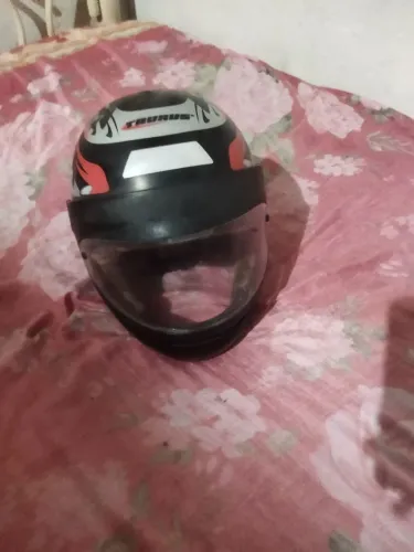Saco de carvão e um capacete