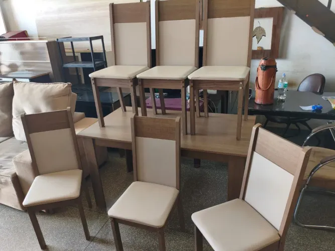 Mesa com 6 cadeiras bem conservada entrego aproveita *