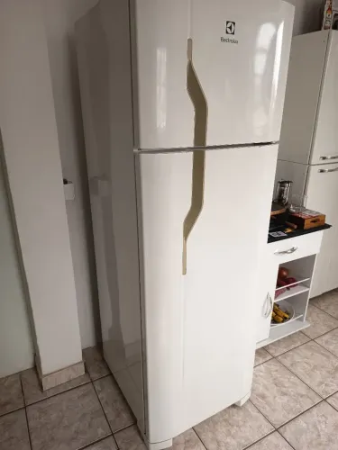 Geladeira e máquina de lavar roupa no precinho.