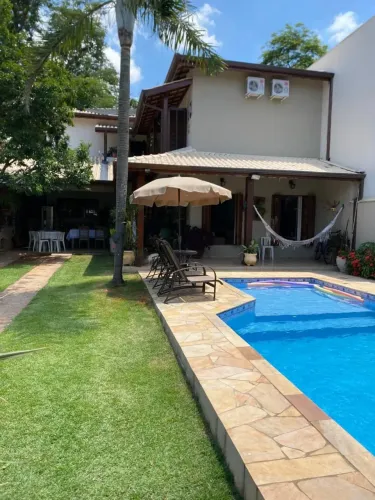 Casa de condomínio para venda tem 220 metros quadrados com 3 quartos