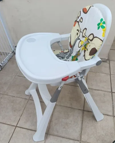 Cadeira de Alimentação Galzerano Premium 5070 com estampa de girafas.
