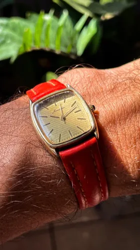 Mondaine Vintage | Caixa Dourada | Pulseira em Couro Laranja | Funcionando