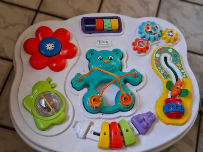 Smart Table (ou Mesinha Didática) da marca Tateti (linha da Calesita)