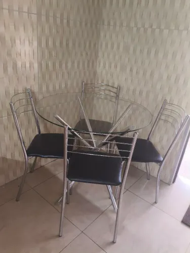 Mesa com 4 cadeiras inox