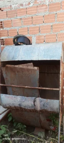 Churrasqueira boa botando só o fundo