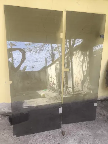 Porta de blindex fumê com divisória