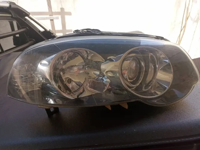 Farol Strada Adventure original usado lado direito, sem trincas ou quebrados, funcionando 