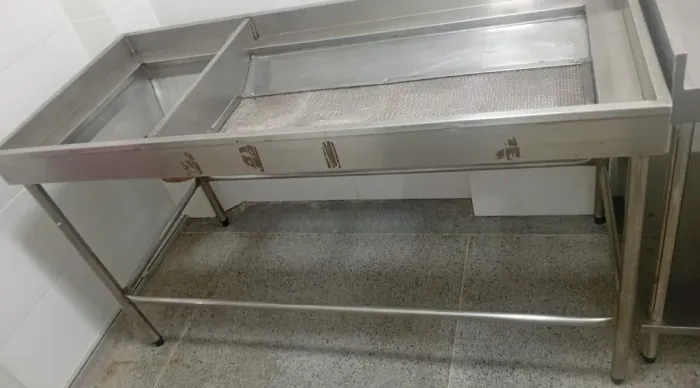 Mesa de Inox para seleção de produtos com tela