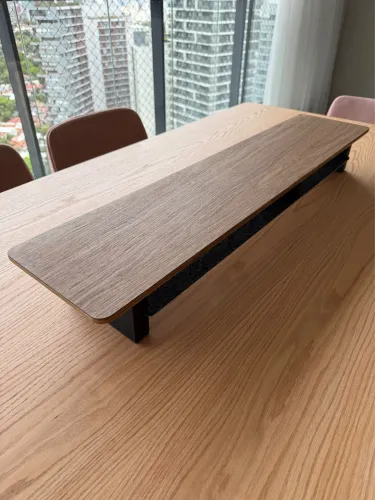 Prateleira de Mesa Stand Pro em Jequitibá da ANMA como nova