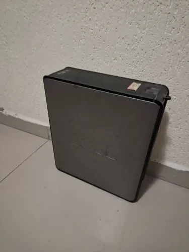 Vendo computador e monitor antigo, funcionando normalmente