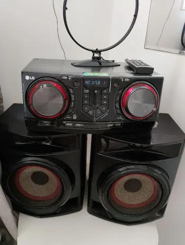 Som LG semi novo potência 440W RMS buthof, FM, CD, Pen drive. Funcionando perfeitamente tu