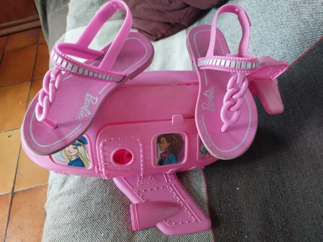 Vendo sandalia da.barbie numero 30.,com o aviao da.barbie