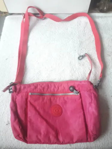 Bolsa Kipling de ombro rosa-choque em ótimas condições