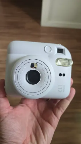 Câmera Polaroid Instax mini 12 (nunca usada)