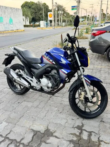 Vende-se moto muito nova
